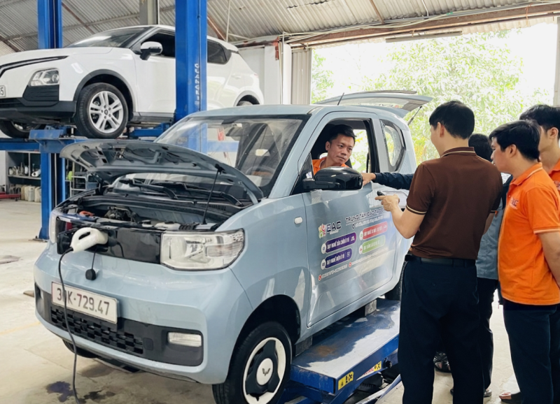 Khóa học sửa chữa ô tô điện, ô tô hybrid chuyên sâu cho KTV nâng cao tay nghề - Trường Trung Tâm Dạy Nghề Ô Tô - Xe Máy EAC Thực hành sửa chữa ô tô điện tại EAC