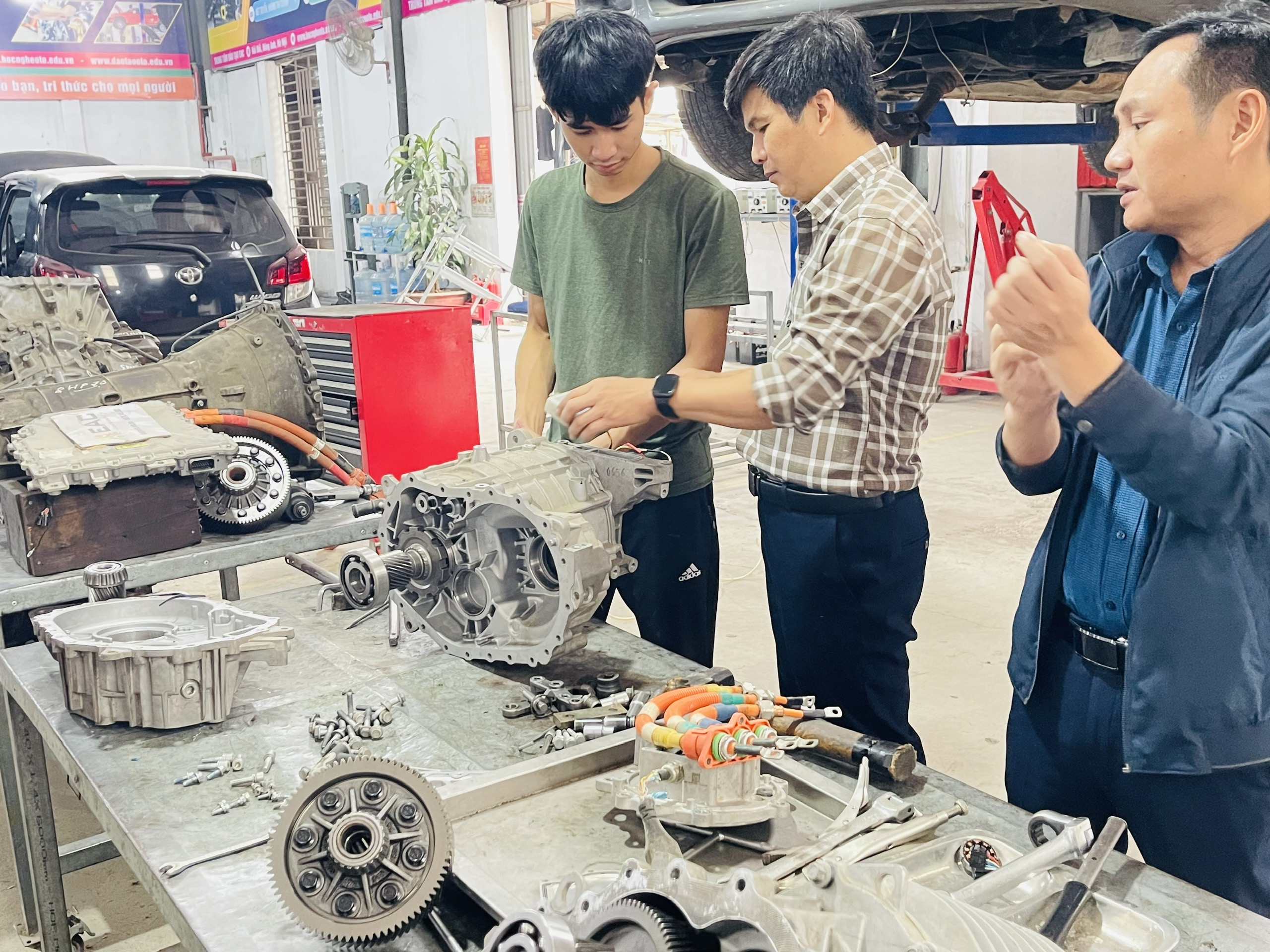 7 Điều cần biết về ngành nghề kỹ thuật ô tô ở Việt Nam trong hiện tại và tương lai - Trường Trung Tâm Dạy Nghề Ô Tô - Xe Máy EAC 7 Điều cần biết về ngành nghề kỹ thuật ô tô ở Việt Nam trong hiện tại và tương lai - Trường Trung Tâm Dạy Nghề Ô Tô - Xe Máy EAC