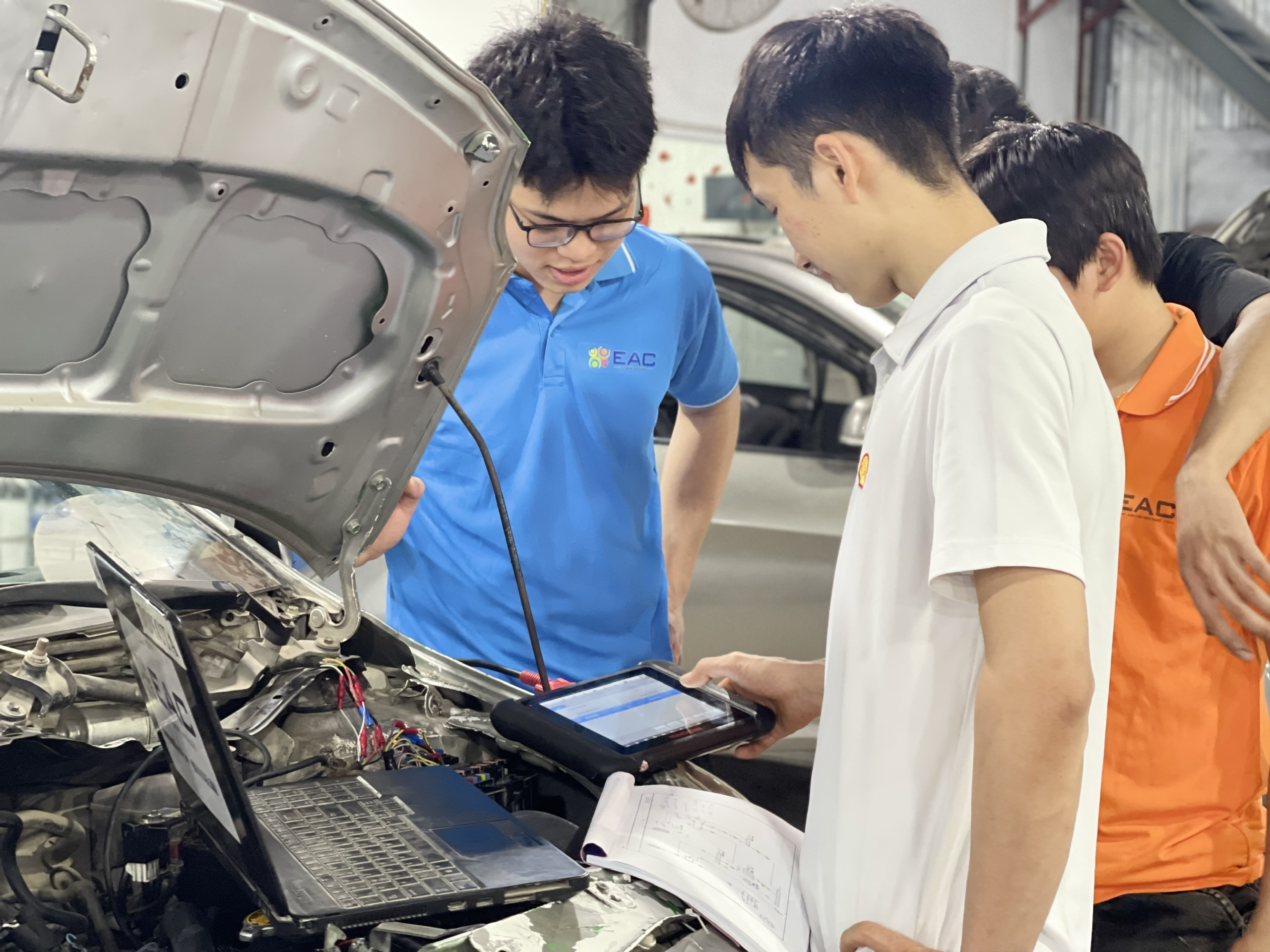 7 Điều cần biết về ngành nghề kỹ thuật ô tô ở Việt Nam trong hiện tại và tương lai - Trường Trung Tâm Dạy Nghề Ô Tô - Xe Máy EAC 7 Điều cần biết về ngành nghề kỹ thuật ô tô ở Việt Nam trong hiện tại và tương lai - Trường Trung Tâm Dạy Nghề Ô Tô - Xe Máy EAC