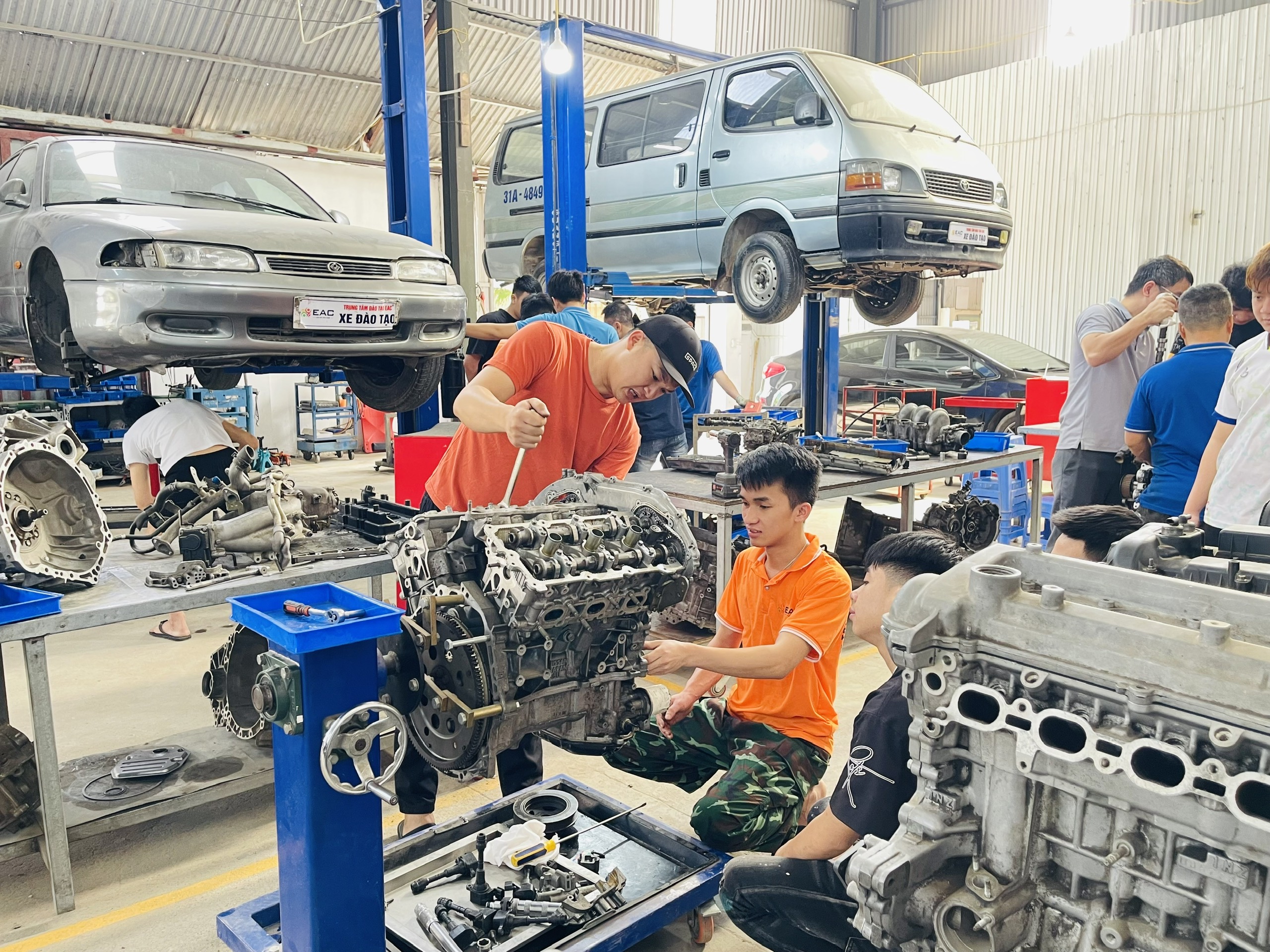 Học nghề sửa chữa ô tô sẽ mất thời gian bao lâu để thành thạo nghề? - Trường Trung Tâm Dạy Nghề Ô Tô - Xe Máy EAC Học thực hành máy ô tô tại EAC