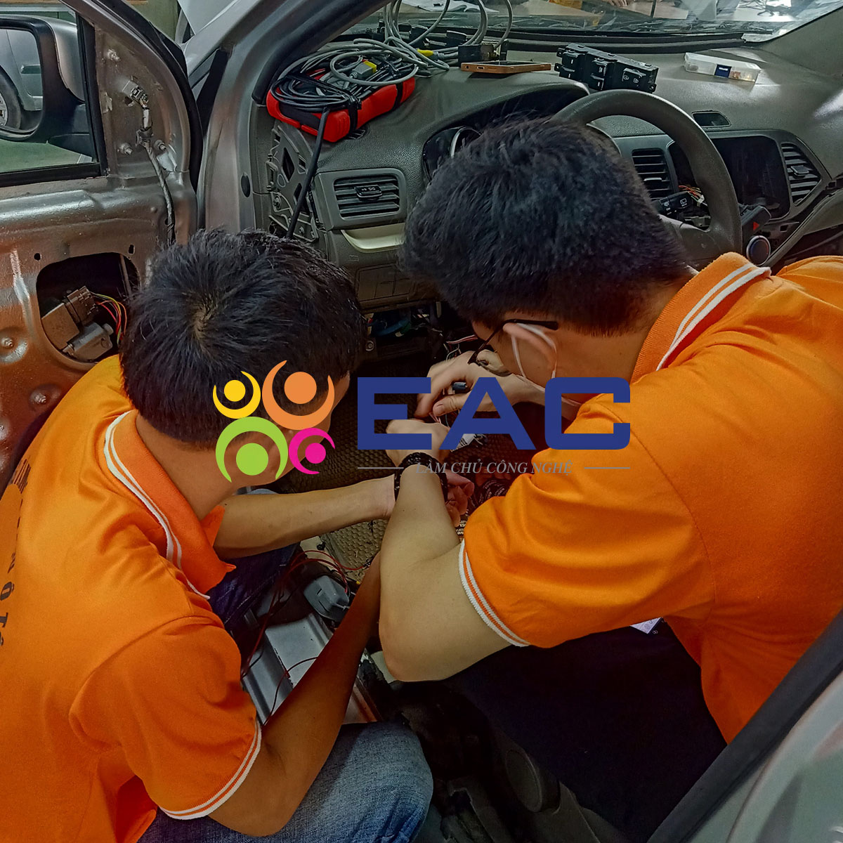 Học nghề sửa chữa điện ô tô tại EAC
