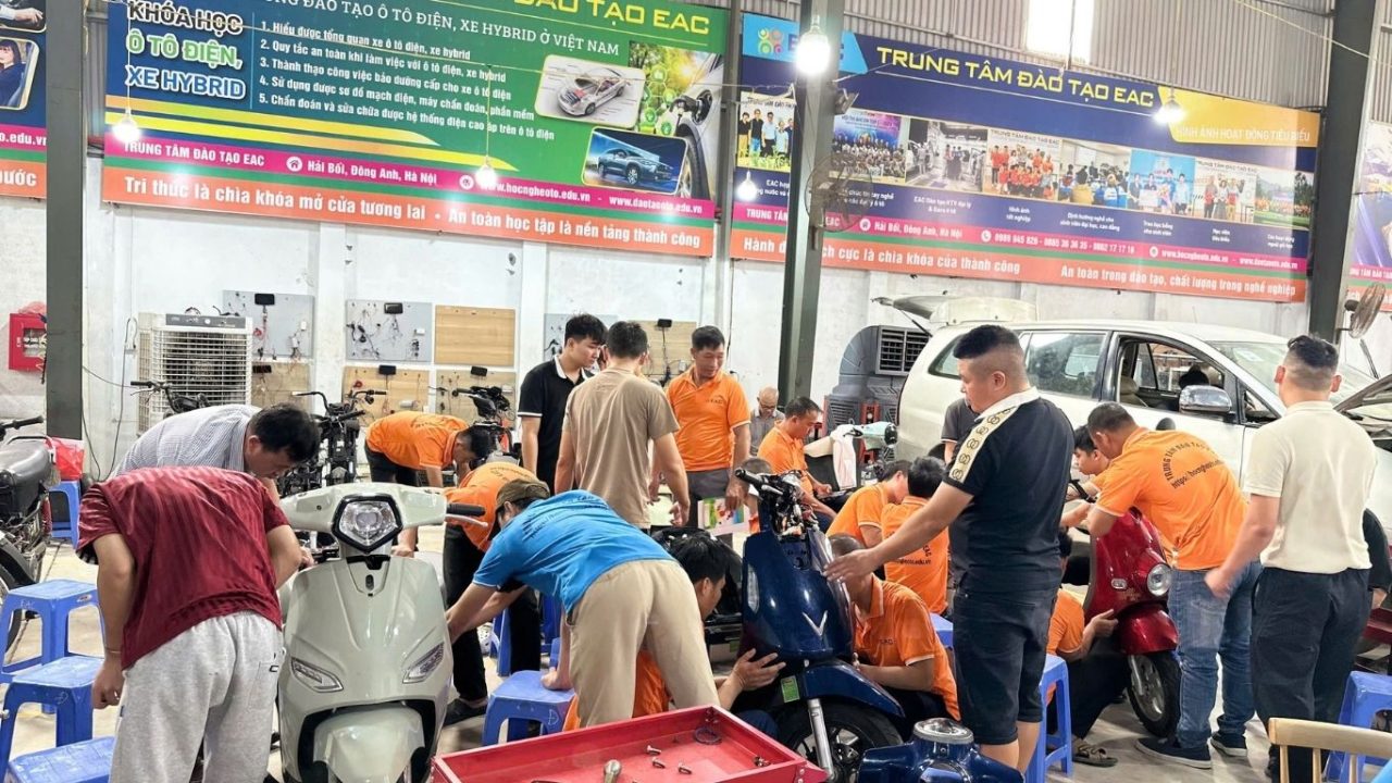 Toàn cảnh xưởng thực hành xe máy điện EAC Toàn cảnh xưởng thực hành xe máy điện EAC