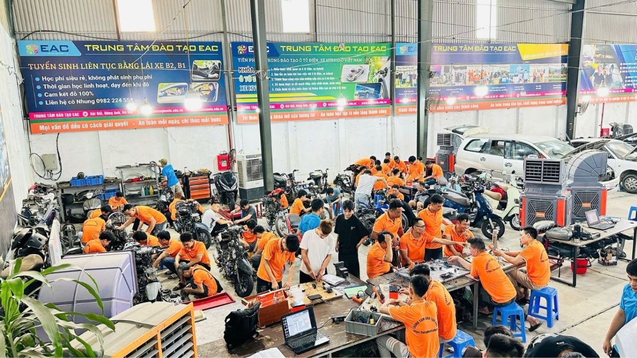 Toàn cảnh xưởng thực hành xe máy điện Toàn cảnh xưởng thực hành xe máy điện