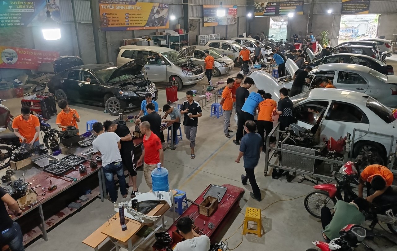 Vì Sao Hiện Nay Con Trai Nên Học Nghề Sửa Chữa Ô Tô - Trường Trung Tâm Dạy Nghề Ô Tô - Xe Máy EAC Vì Sao Hiện Nay Con Trai Nên Học Nghề Sửa Chữa Ô Tô - Trường Trung Tâm Dạy Nghề Ô Tô - Xe Máy EAC