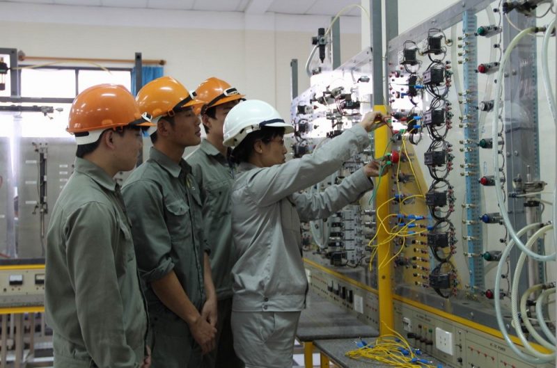 Nghề điện công nghiệp: Nên học ngắn hạn hay đại học? - Trường Trung Tâm Dạy Nghề Ô Tô - Xe Máy EAC Thực hành Nghề điện công nghiệp